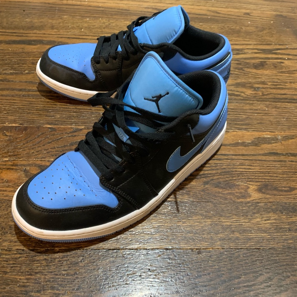 Nike Air Jordan 1 low Men’s size 9.5 lightly worn. (Maybe 5 times)